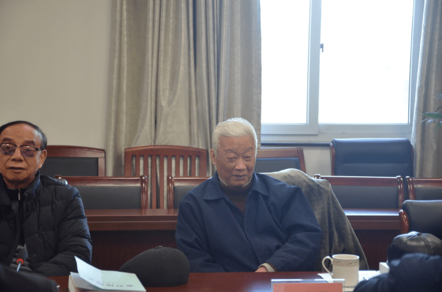 会上,《嘉兴统战志》编纂组莫建华同志对志书的编纂过程,篇章布局