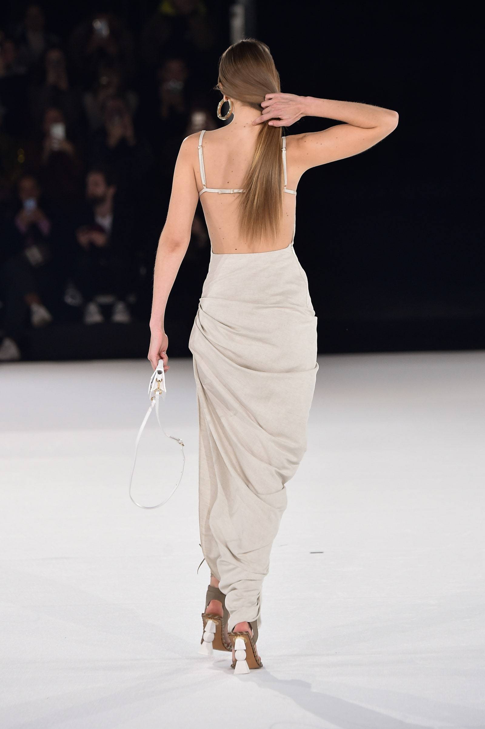 不能出门但是家里举办的新年夜party可以考虑下露背裙