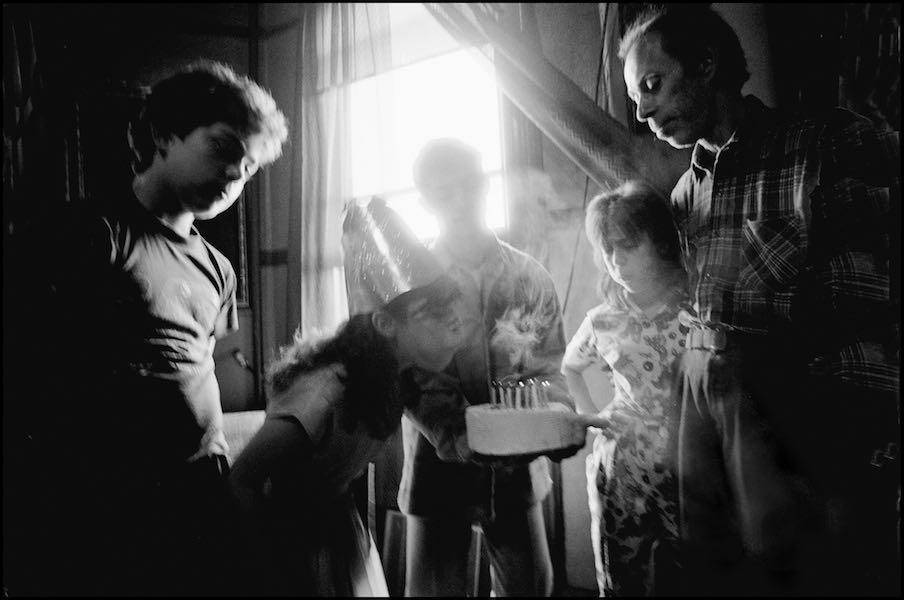 eugene smith)基金会授予美国摄影记者马克·阿斯宁,以帮助他继续其