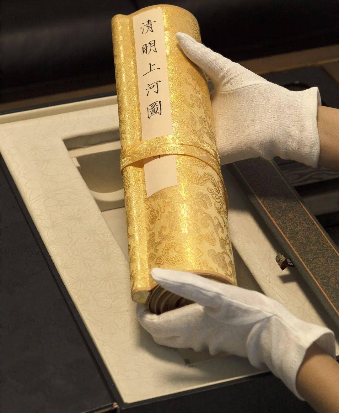 一整张钞券用纸,上,下增加精美银质宽镶边,完美还原,继承了唐代纸张的