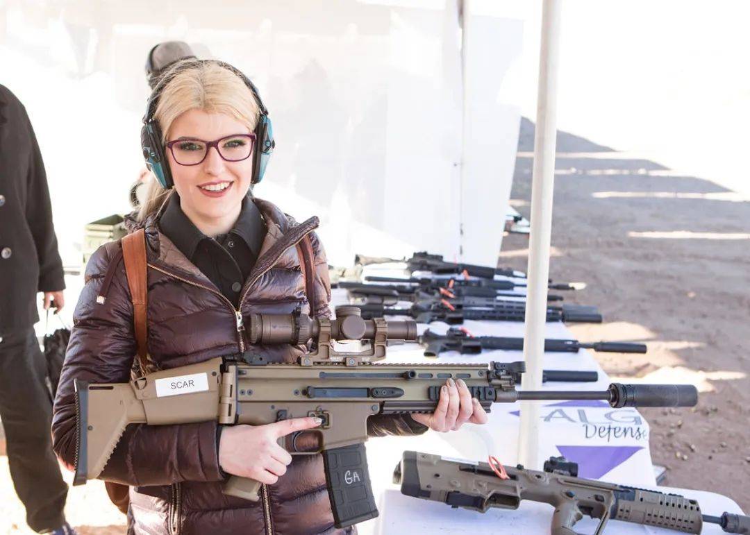 精选好图:持枪美女_手机搜狐网