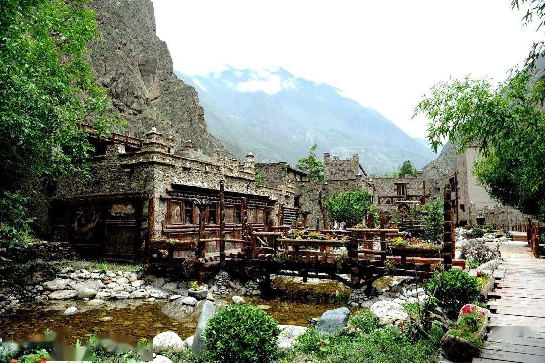 除此之外,达拉布庄园还带动了当地近50名群众在家门口实现就业,他们