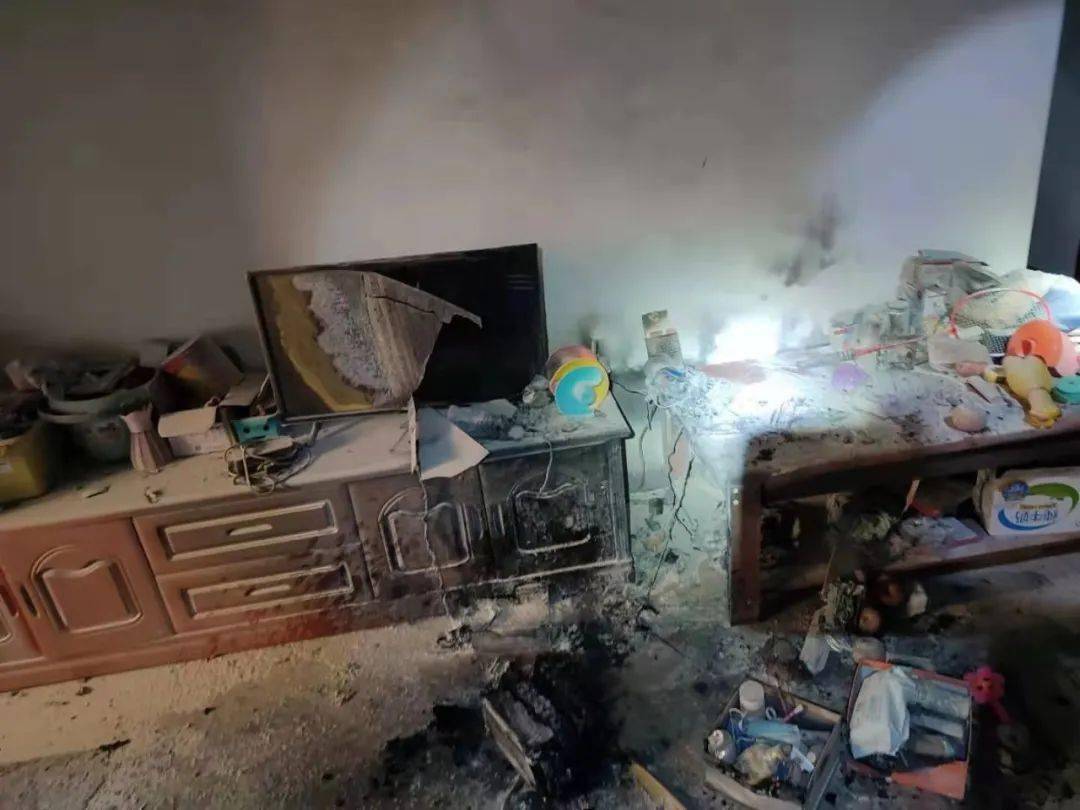 车充电起火二楼露台电动车充电起火楼道口充电,损失惨重私拉电线充电