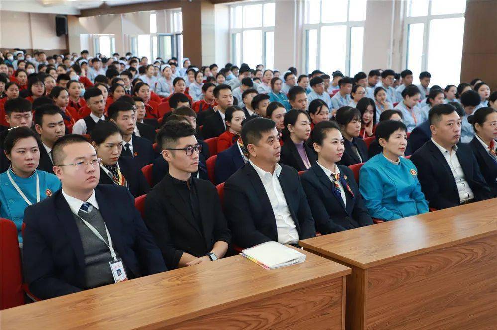 12月21日,滨才职教召开2019级学生实习安排大会,滨才职教校长辛滨才