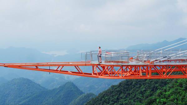 诠释出高空玻璃栈道,悬崖秋千,新西兰滑板车,燃擎卡丁车,石林水上摩托
