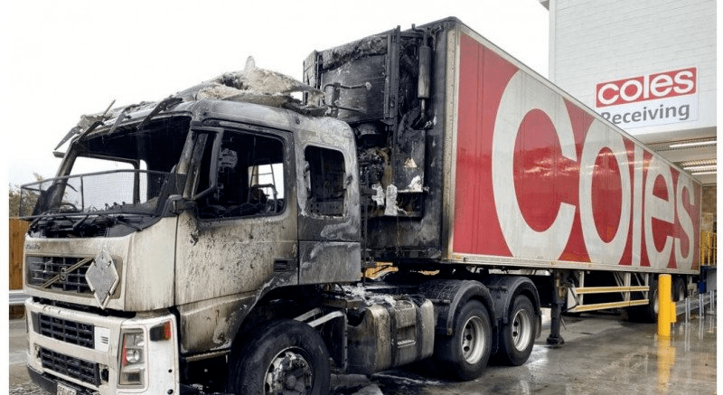 昆州coles货车突然在大楼前爆炸起火车头被炸毁浓烟漫进大楼