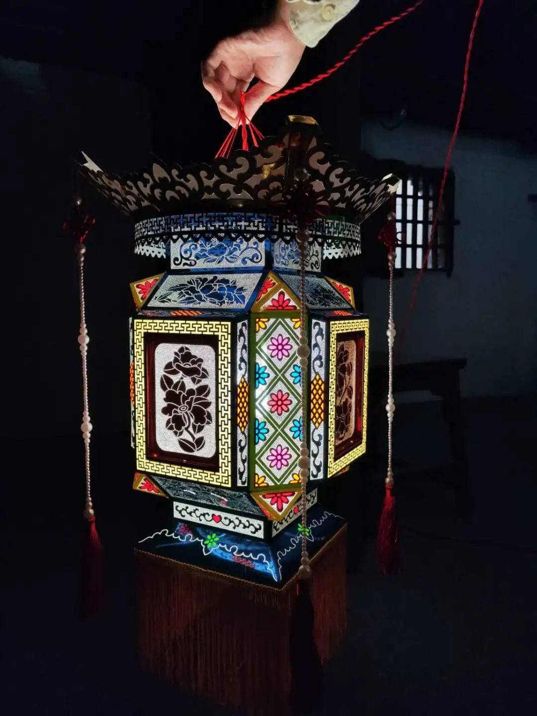 刺绣等多样技能,充分体现了传统技艺中令人惊叹的民间智慧,拥有其他灯