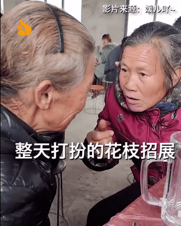 村里人传得沸沸扬扬说我未婚先孕了我只是今晚吃得比较多啊