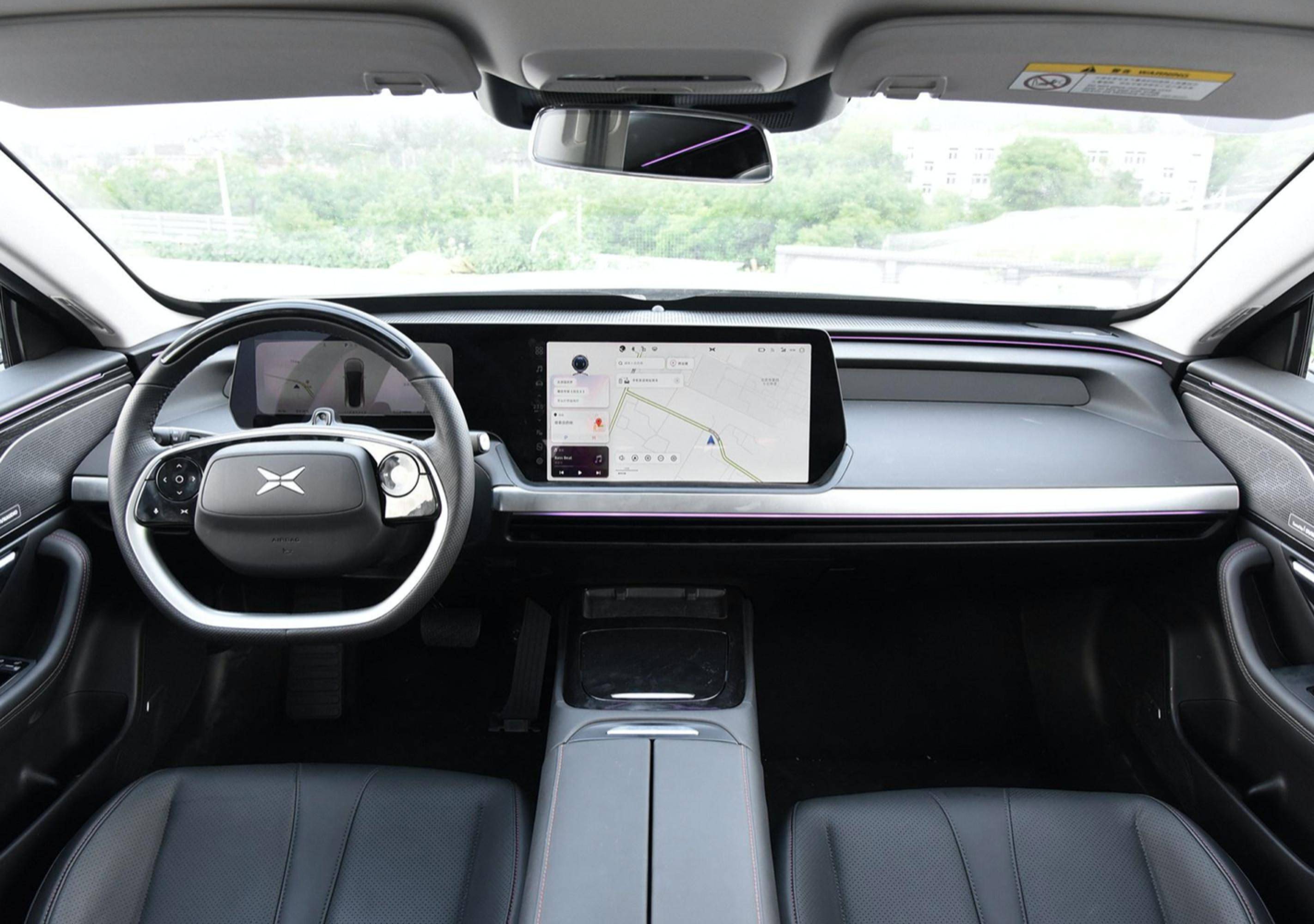 小鹏p7作为一台由造车新势力研发打造的科技化产物,它的内饰设计风格