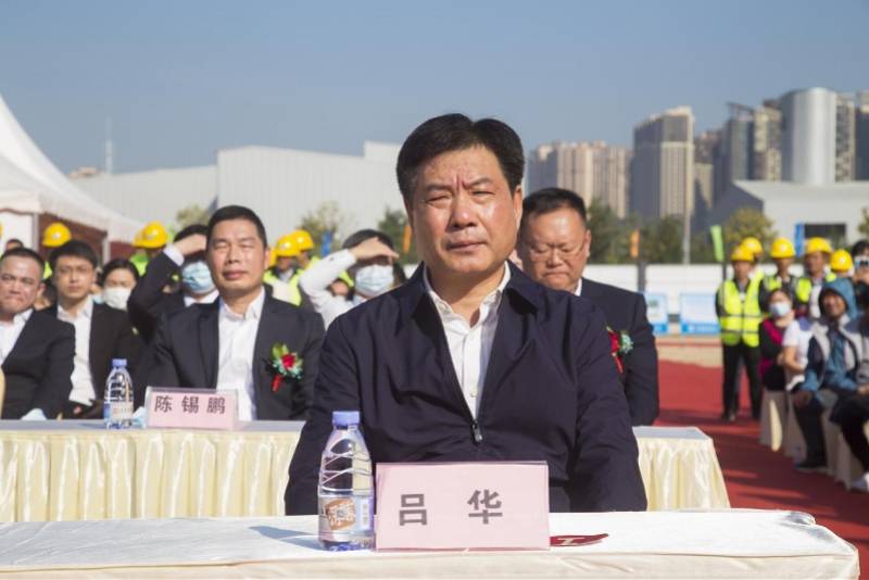 深业集团党委书记,董事长吕华,副总裁徐恩利及集团相关部门领导,深圳