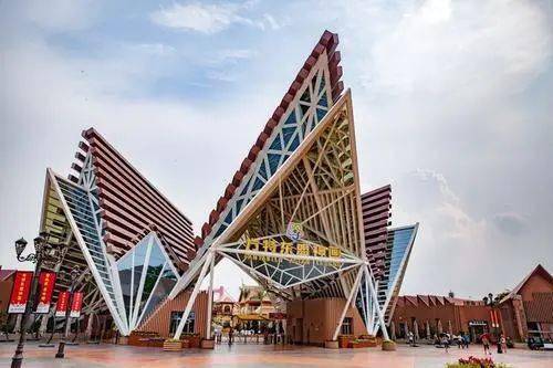 科技游乐设施组成,主要项目有塔銮盛典,相约下龙湾,走进吴哥,拉玛传奇