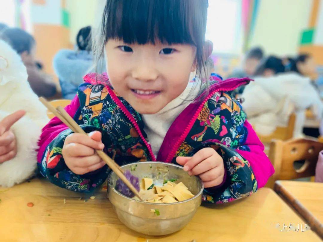 寒冷的冬天和暖暖的火锅搭配,让整个冬天都无比温暖,孩子们在这里体验