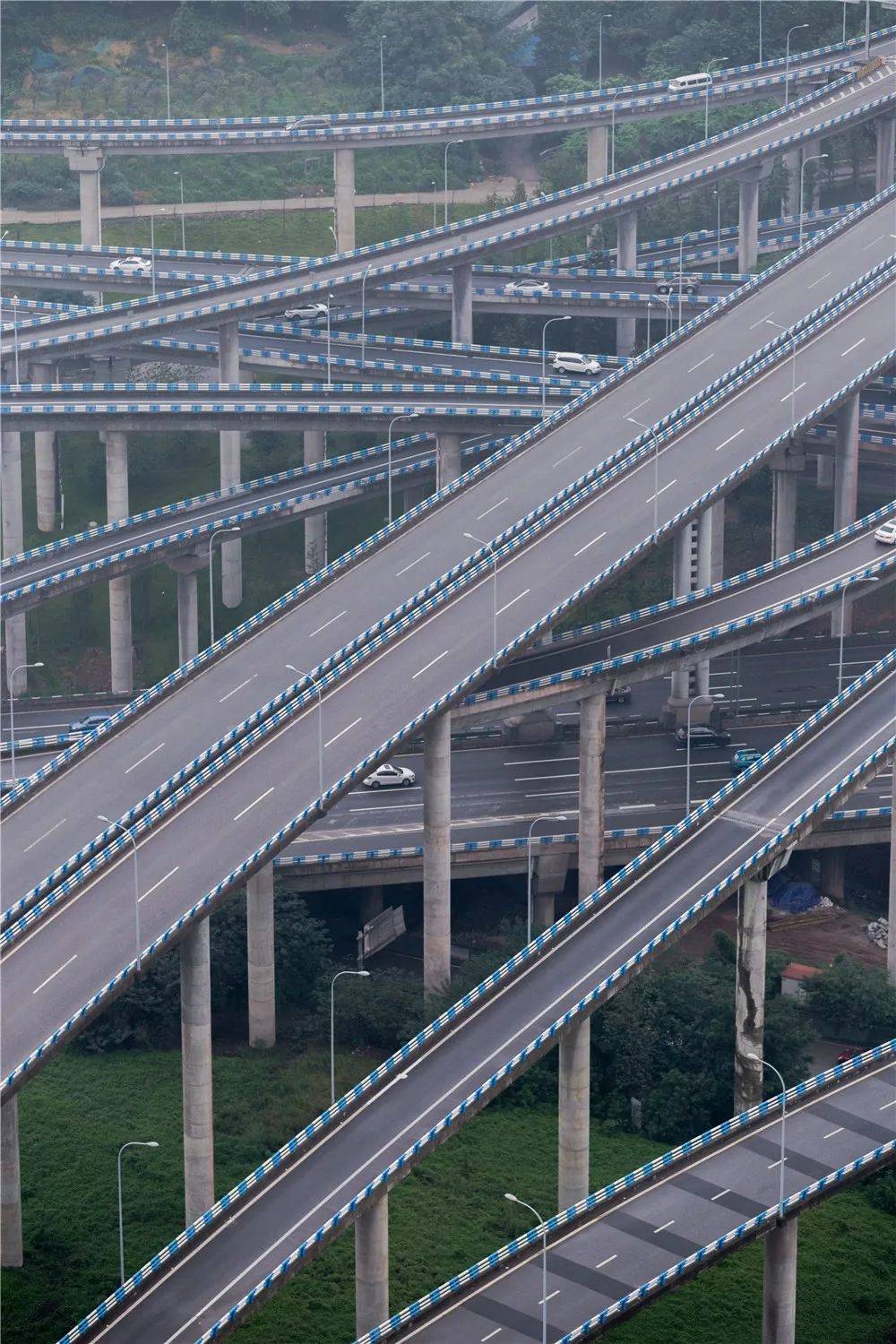 而高架桥则是重庆立体建筑群的分割线,层层交错,不知通往何方,一不