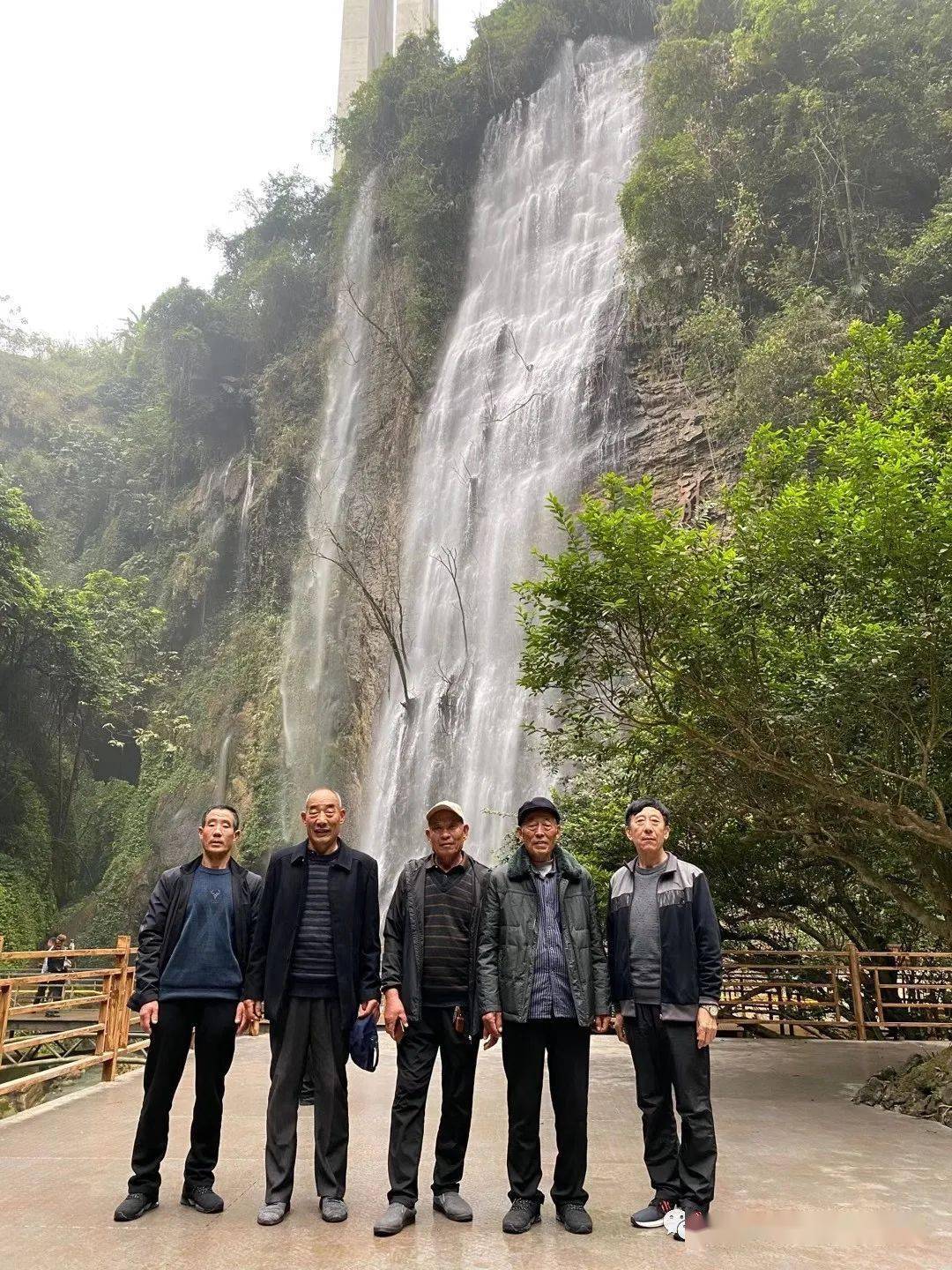 赠送"惟仁者寿"寿匾给寿民邓诚才老人的故居,是巴马长寿文化的发源地