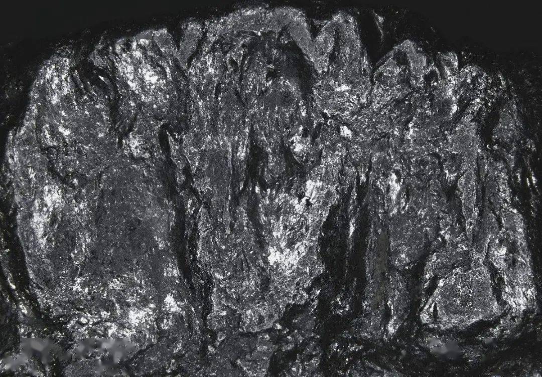 2020年6月,山西日前在大同市新荣区发现一处特大型石墨矿床,位于新荣