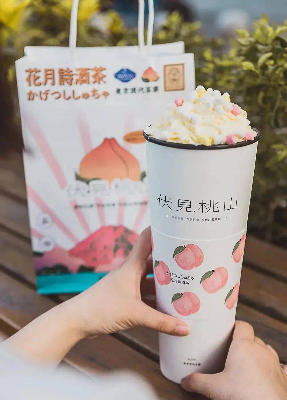 相信喝过伏见桃山的同学们肯定见过这样的一个包装这一个包装的设计有