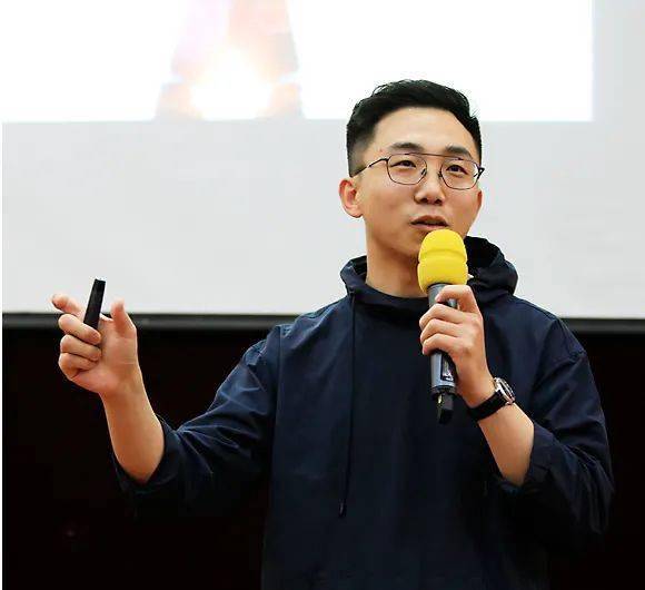 泡泡玛特创始人王宁在西亚斯种下树的种子