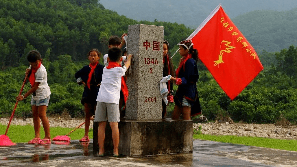 赞防城区那良镇滩散小学红领巾护界碑小队将登上中央电视台