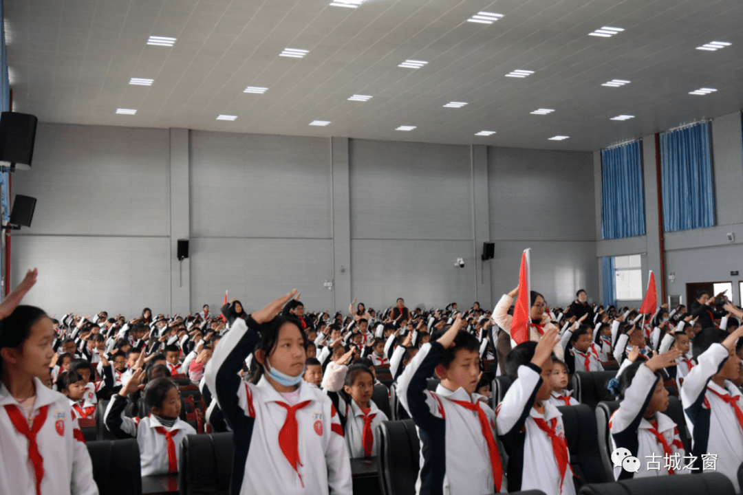 文荣学校348名同学加入少先队