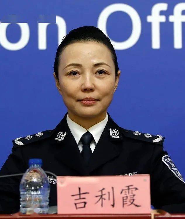 北京出入境边防检查总站副总站长吉利霞介绍针对近期疫情北京边检机关
