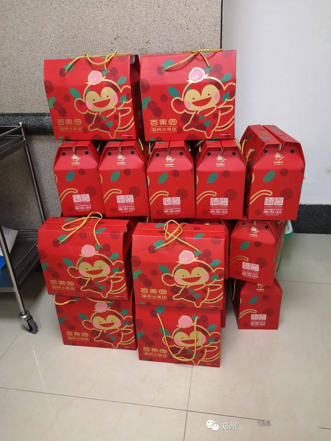 庆元旦福利到万家康盛公司为全体员工发放元旦福利