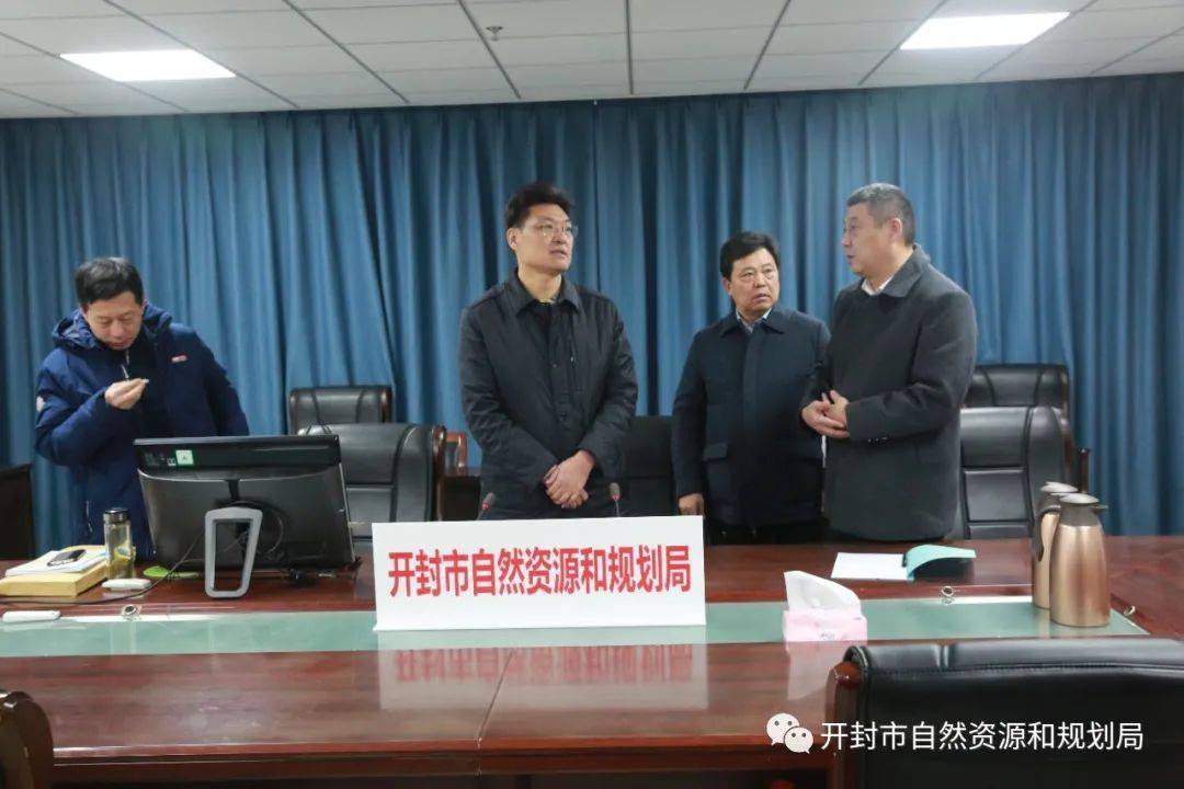 开封市自然资源和规划局党组书记薛兆武元旦慰问节日值