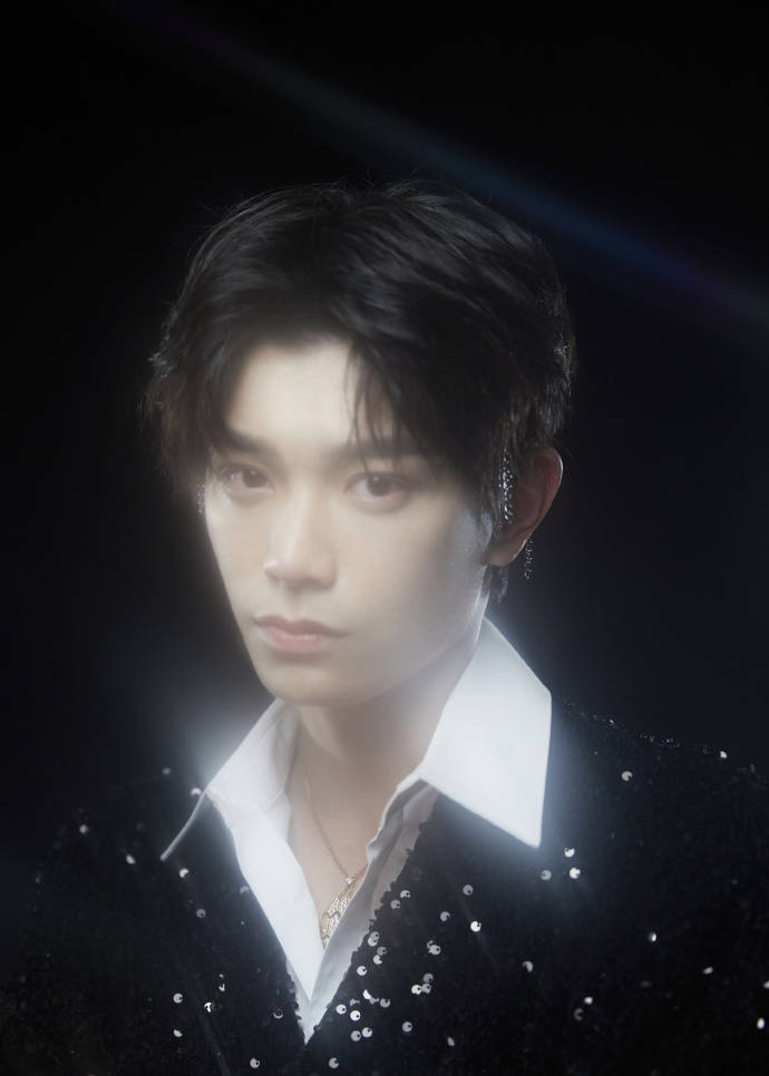 野性男友丁禹兮亮相湖南卫视跨年演唱会 快来接收他的满满爱意吧!