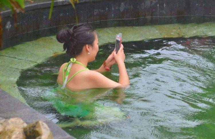 中国游客在日本泡温泉带手机，日本人特别反感！