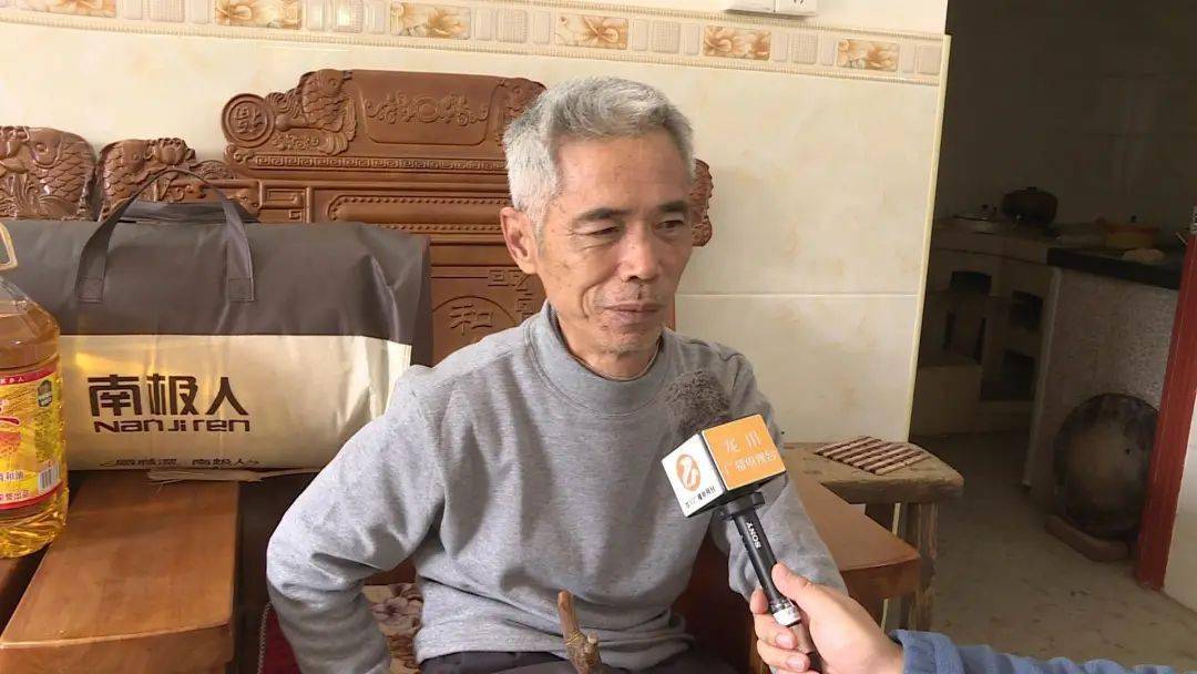 五保户陈启清感激地说道:"他们送来油和棉被,感谢党和政府,感谢苏宁对