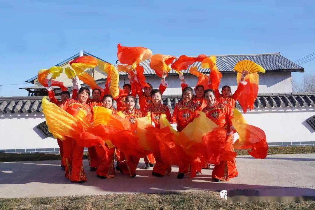 久居東北的滿族人,經常舉行群眾性的歌舞活動,為滿族人所喜愛的文藝