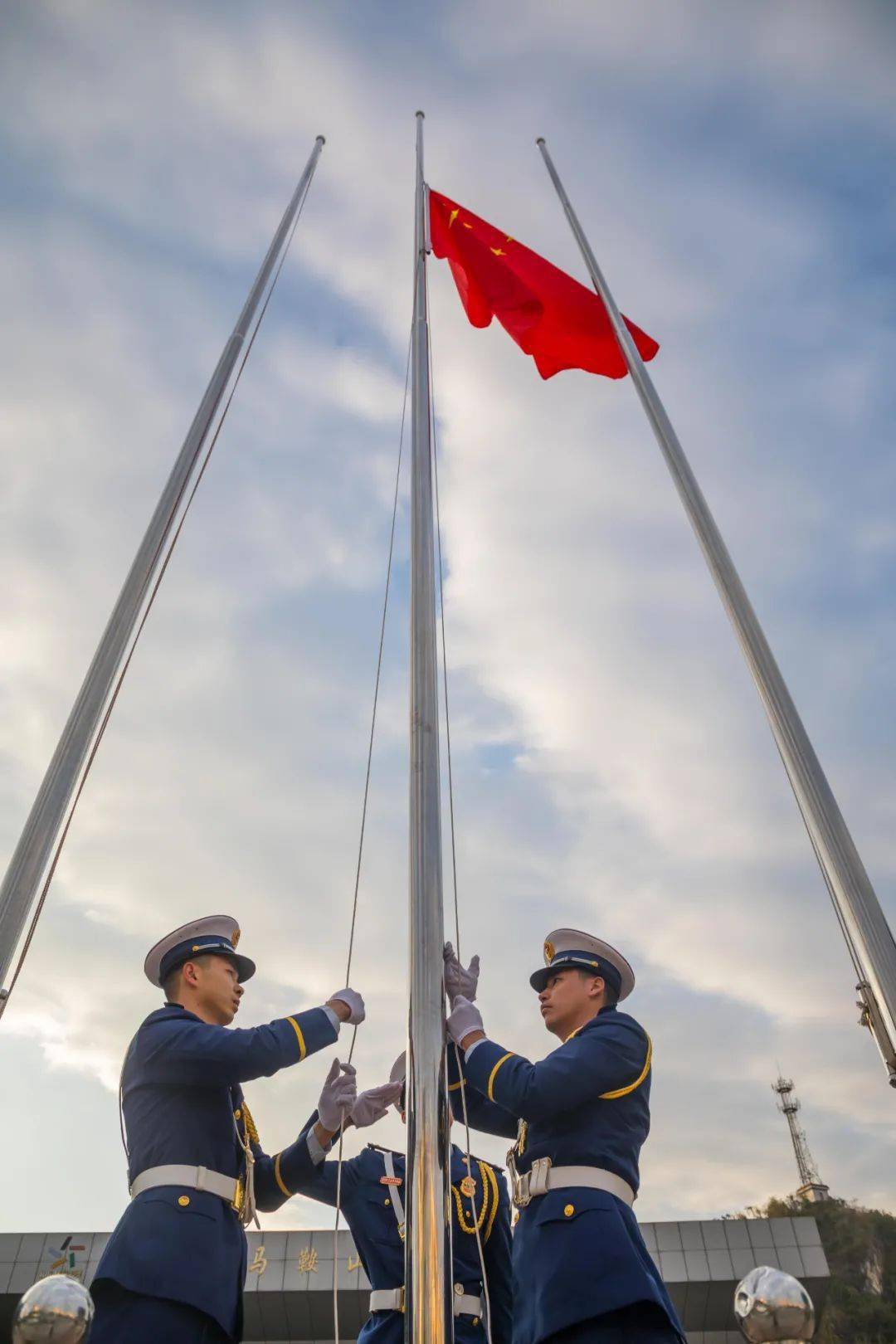冉冉升起的五星红旗,那是美好希的象征,唱响每一次庄严的国歌,都是在