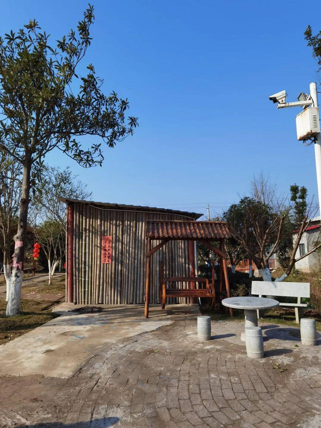 家中富余农副产品的农户,有一技之长的村民,都可以来月湖村畔生态园的