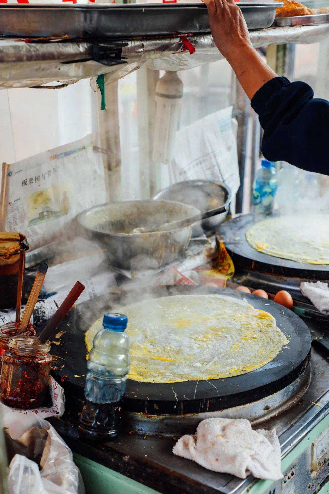 天津煎饼果子摊位图片