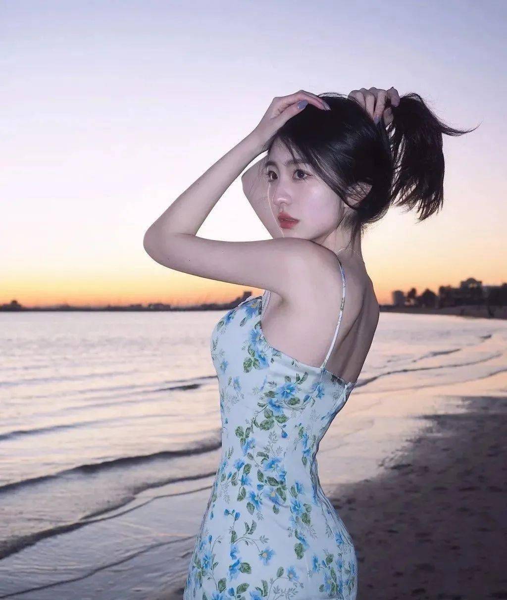 99年初恋女神"茶艺照"曝光,又纯又欲,网友:尤物身材太可了