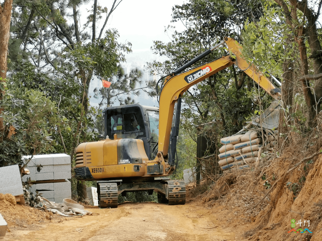 斗门"爬山王"负重10000斤,征服超60°斜坡!