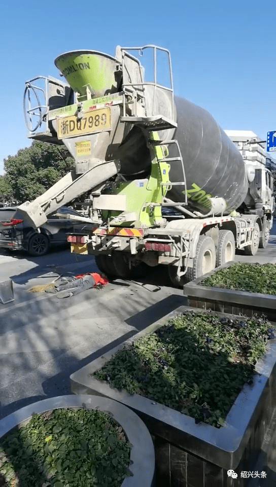 胜利路中兴路口发生严重车祸一环卫工被搅拌车碾压现场太揪心了