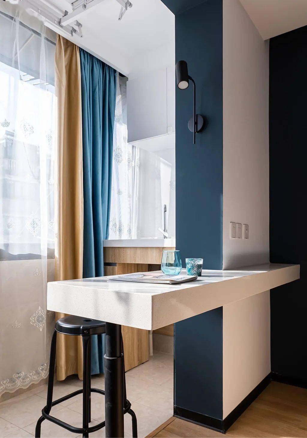 小吧台刻意悬空,增加阅读灯.阳台的里面做了洗衣机柜.