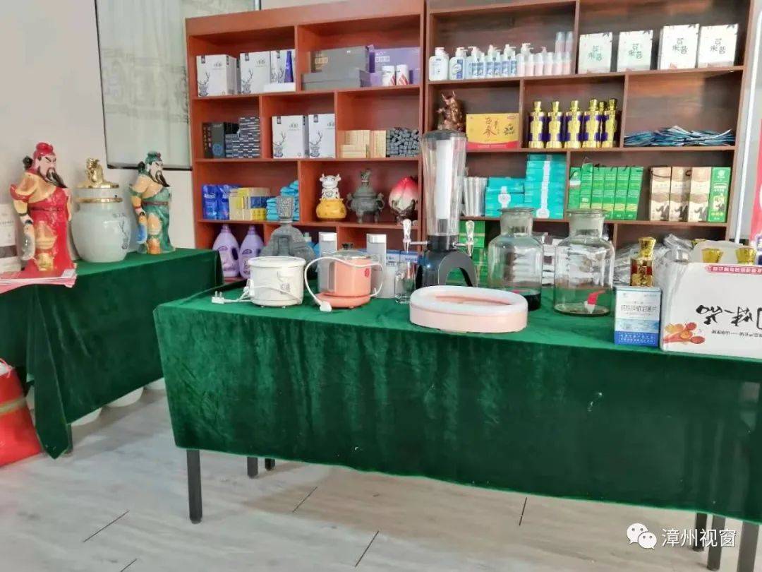 中国人民书画院常务副院长王砚林大师为现场活动挥笔泼墨,赠送给省