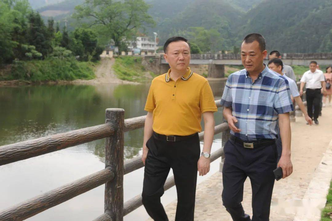 连州市委书记,市总河长欧国伟(左)巡河.