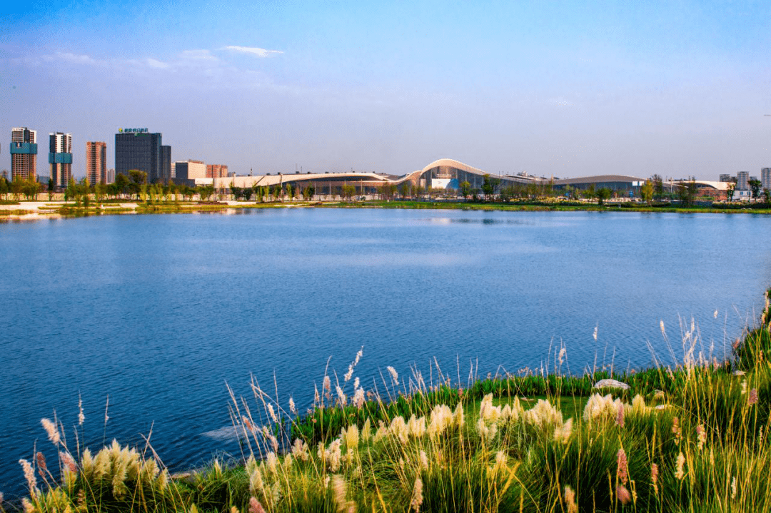 其中自然河流80条,人工河渠87条,全长1150公里;兴隆湖,南湖人工湖泊2