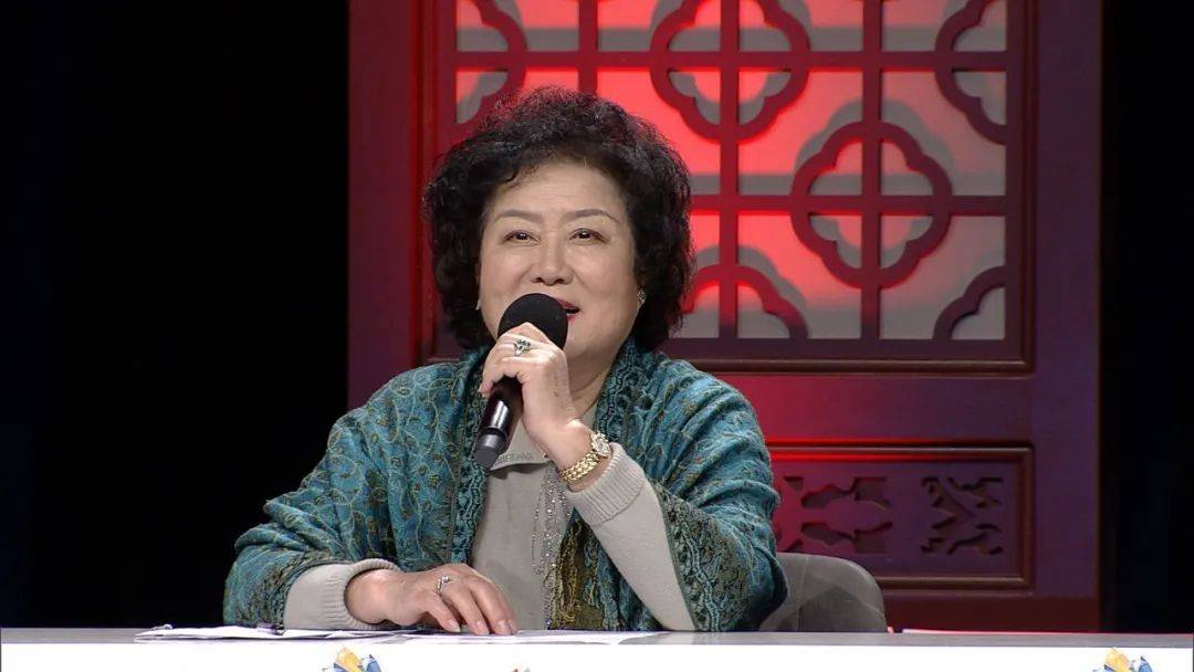 本期节目,我们特邀京剧表演艺术家王平,李莉担任评委,两位评委每人手