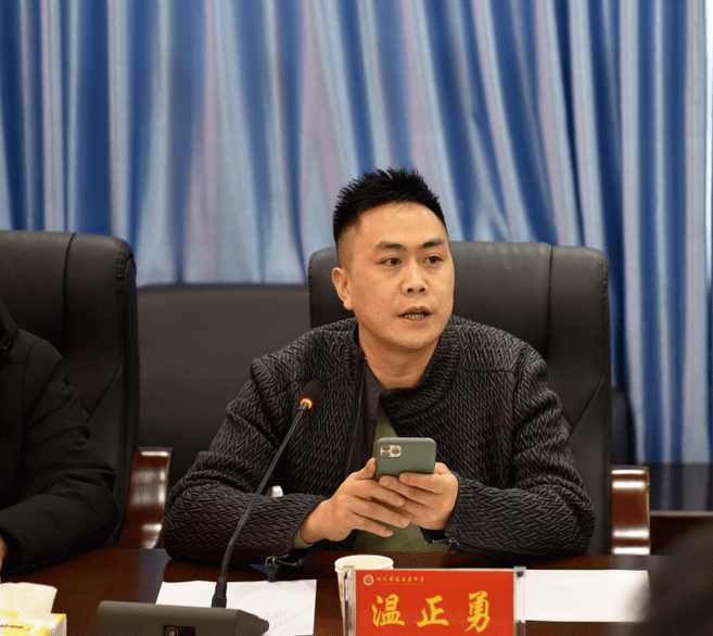 冬日暖阳温暖你我社会各界到筠连县中学开展爱心助学活动