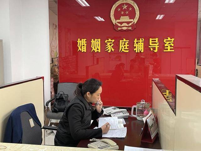在金水区民政局,大厅里竖起了"转角请留步"的宣传牌,作为离婚冷静区的
