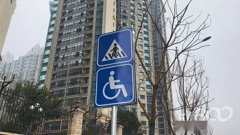 而是由一条绿化带分隔,路口机动车通行方式为右进右出