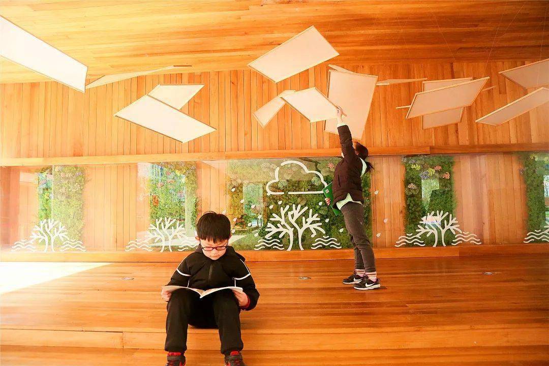 号院,似乎进入了一个弥漫着静雅气息的独特空间,清晨铺满糖霜的草地