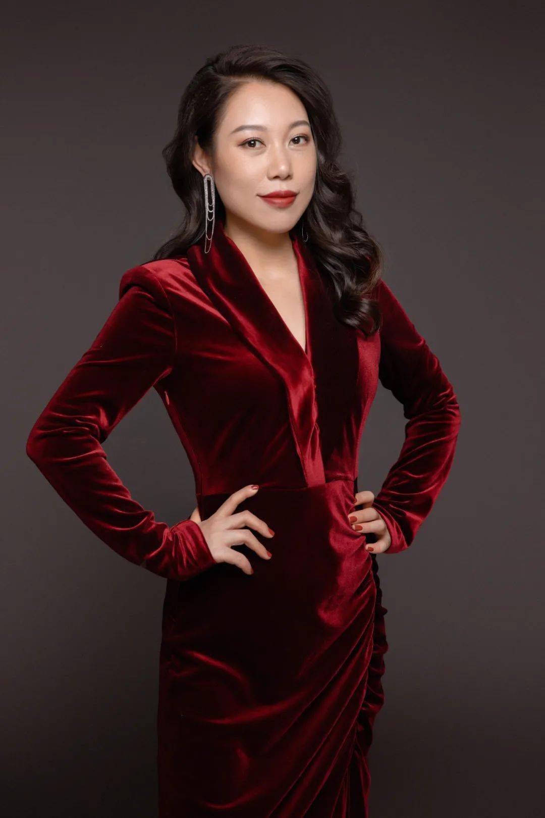 万丹,女高音2007年毕业于中国音乐学院,获美声演唱专业硕士学位,2010