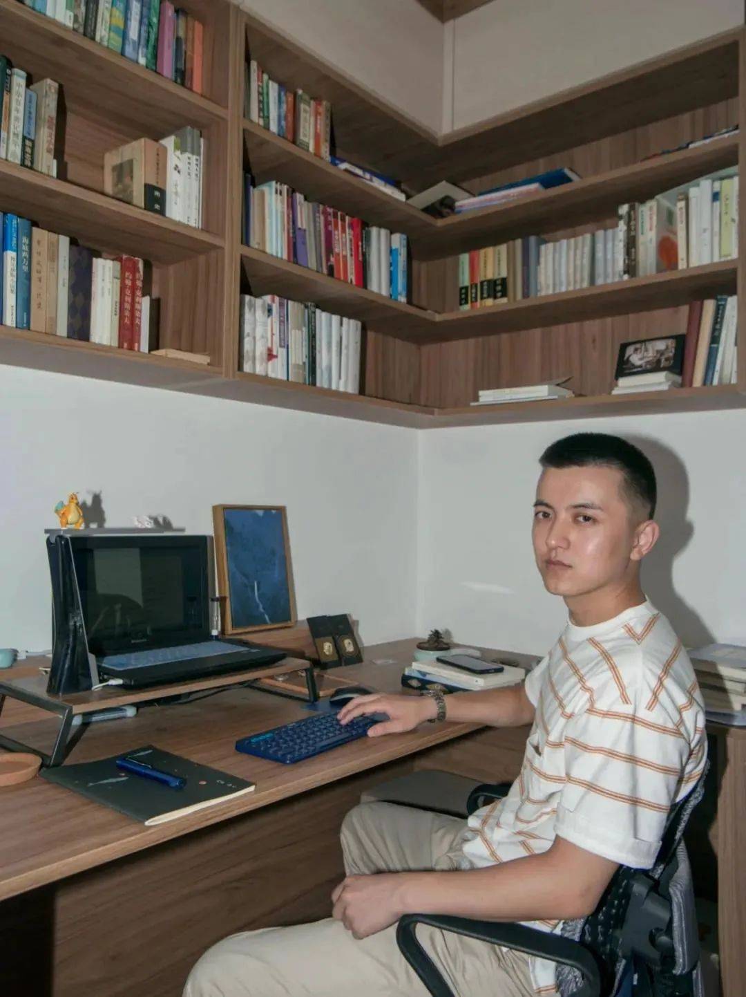 因为空间时间很多,此后的几年间,陈春成开始利用工作