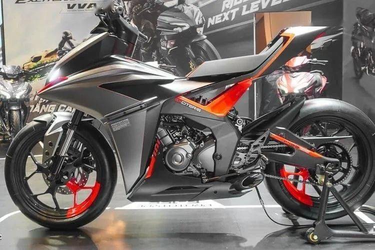 前脸酷似 r1的弯梁车:雅马哈 f155