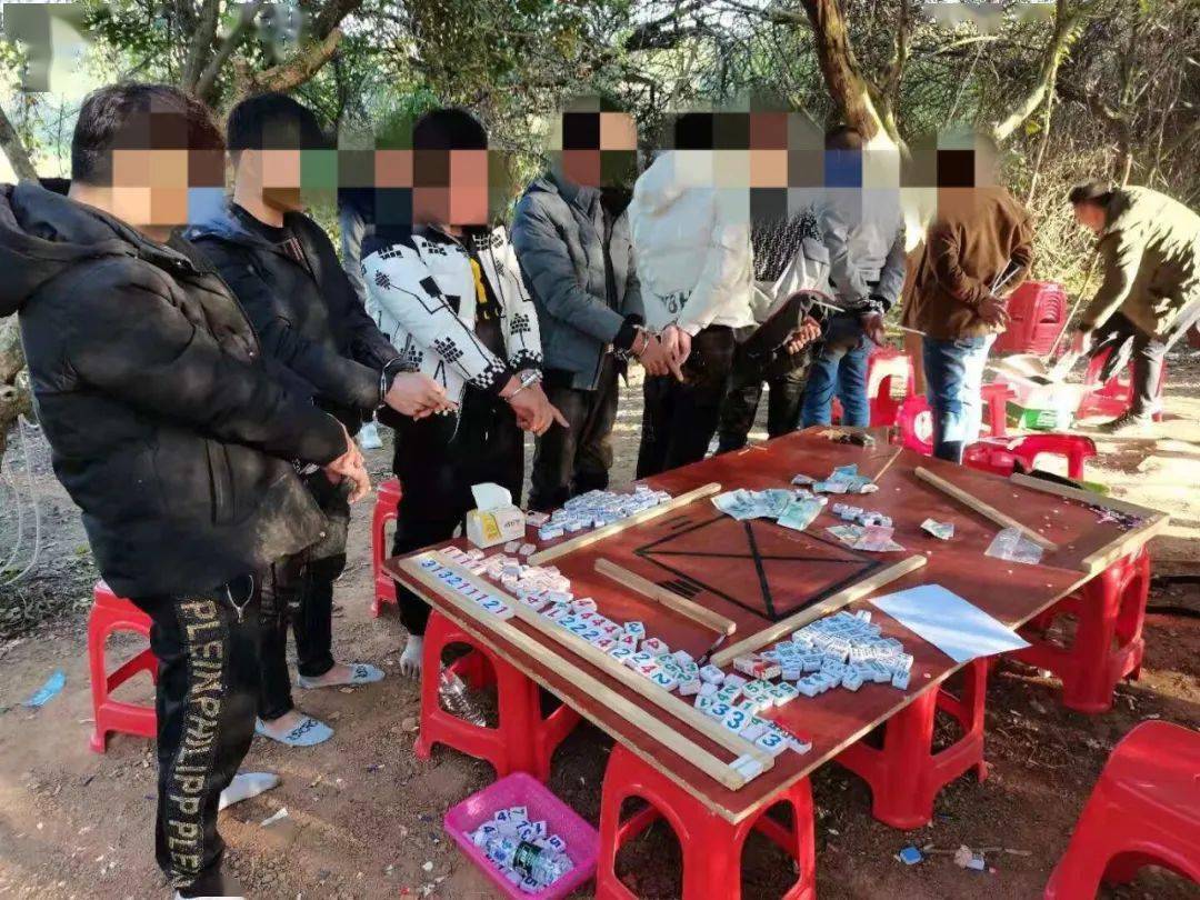 出事就在元旦当天玉林这帮人在荒郊野岭干这事被特警一锅端