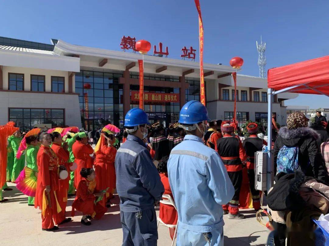 随着大理至临沧铁路大仓站最后一根接触线的顺利落锚